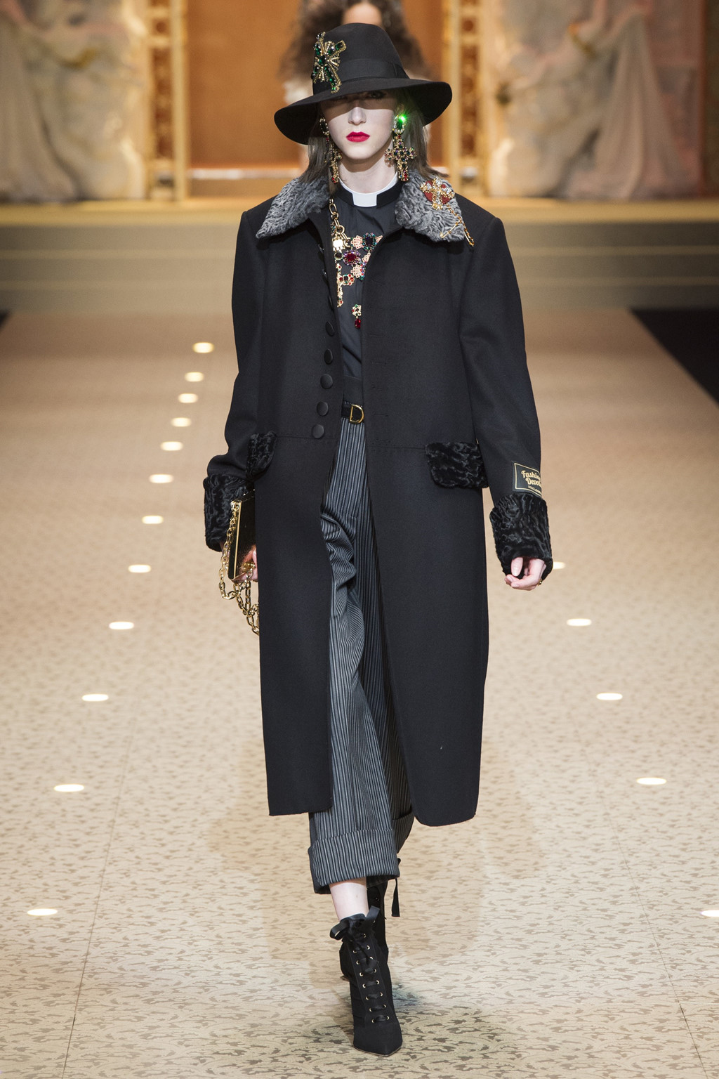 Dolce & Gabbana dùng máy bay thay thế người mẫu trên sàn diễn